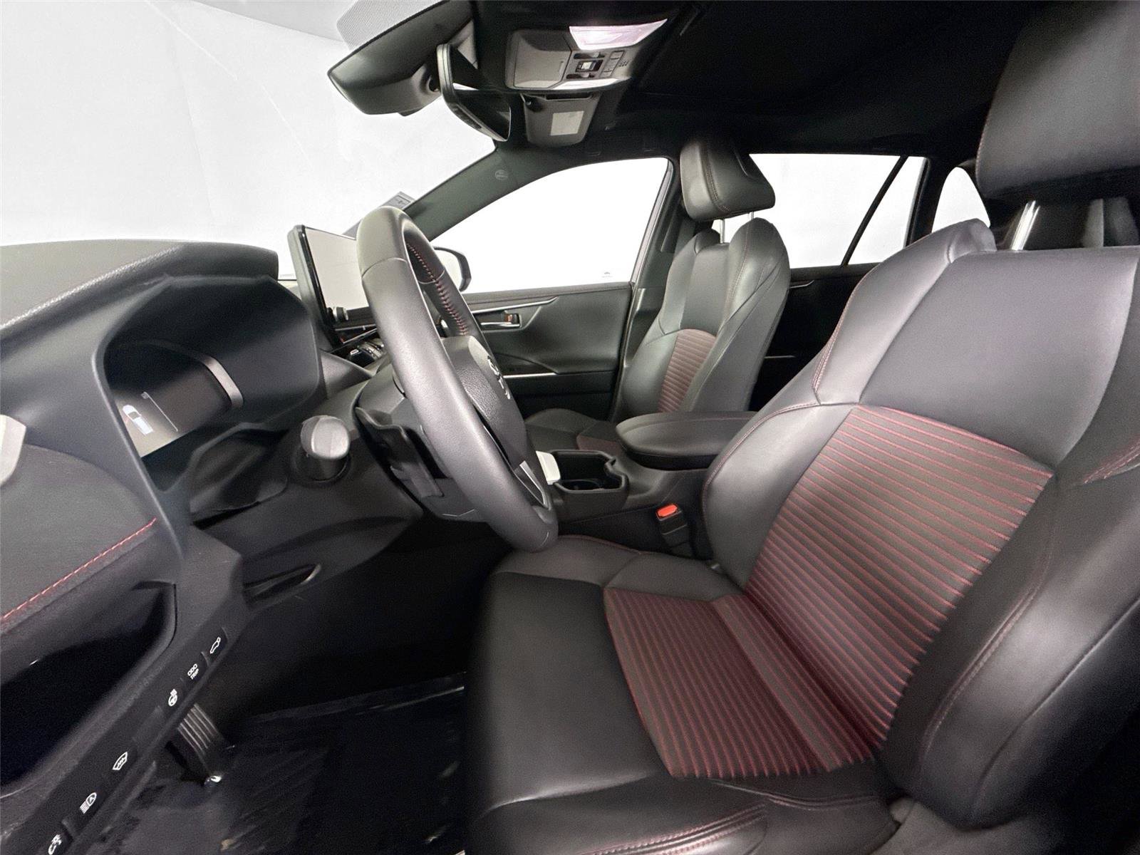 Used 2025 Toyota RAV4 XSE w/ Weather Package AWD/4WD image 4