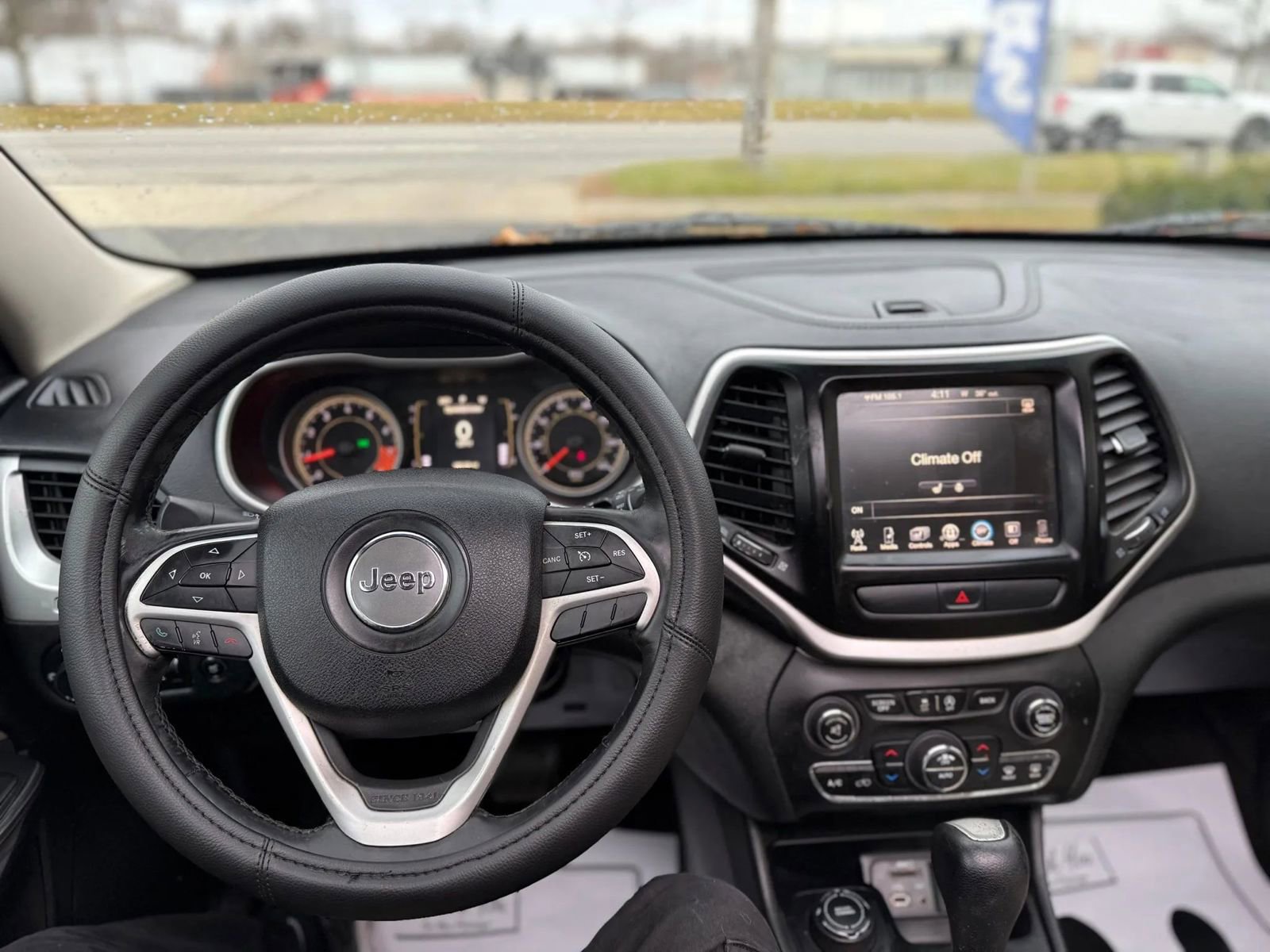 Used 2015 Jeep Cherokee Latitude w/ Comfort/Convenience Group image 8