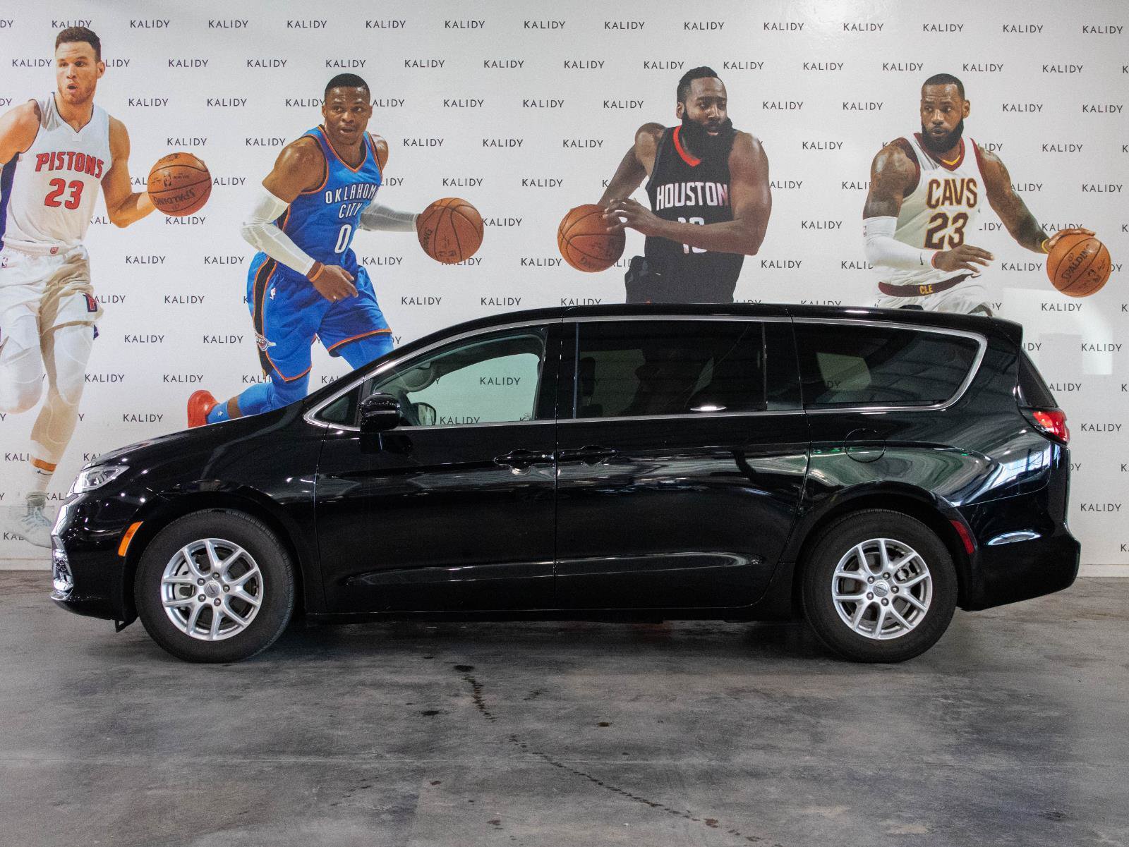 Used 2024 Chrysler Pacifica Touring-L FWD image 16