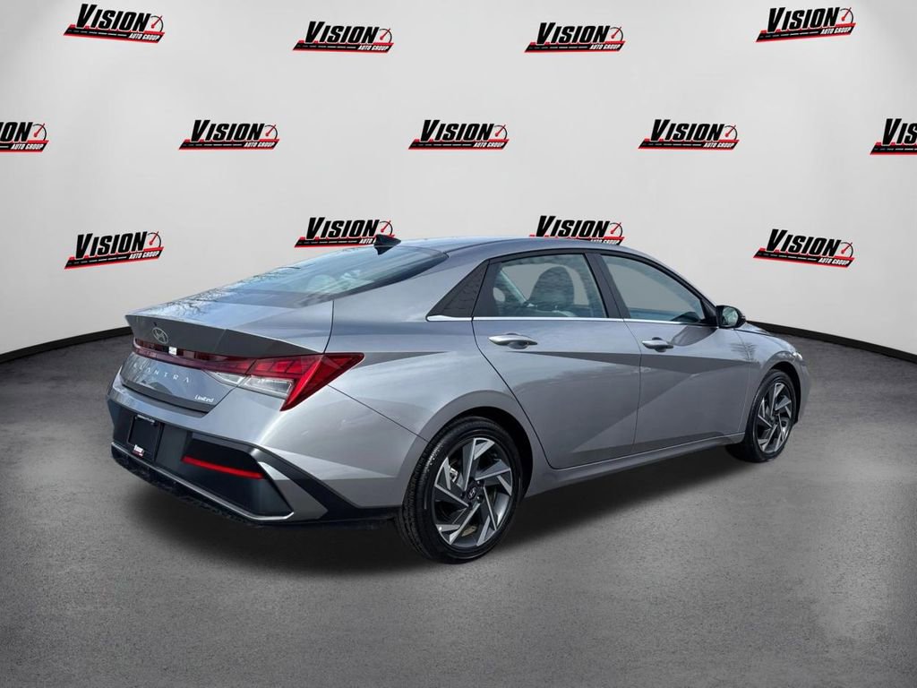 Used 2025 Hyundai Elantra Limited image 5