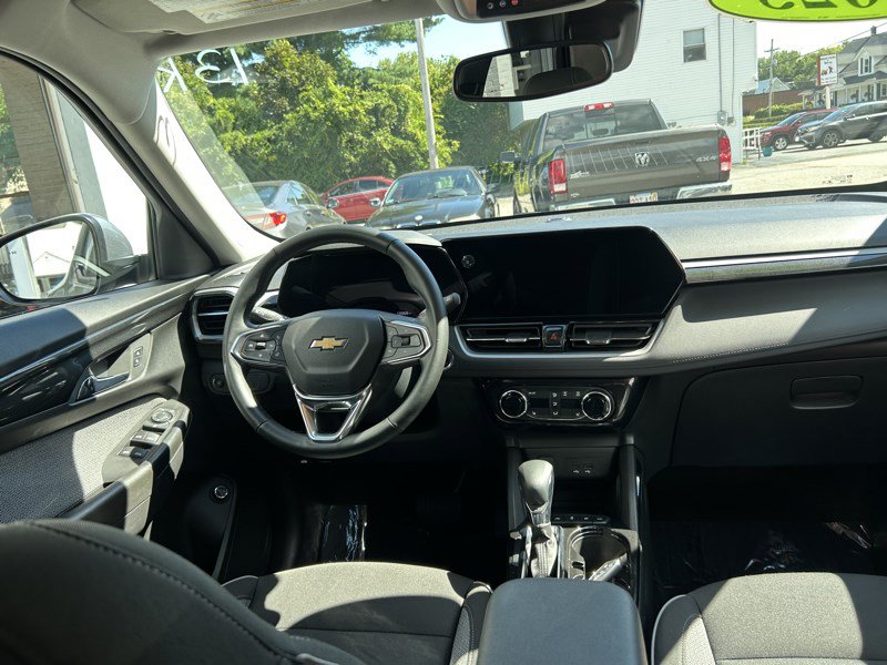 Used 2025 Chevrolet TrailBlazer LT w/ Convenience Package AWD/4WD image 9