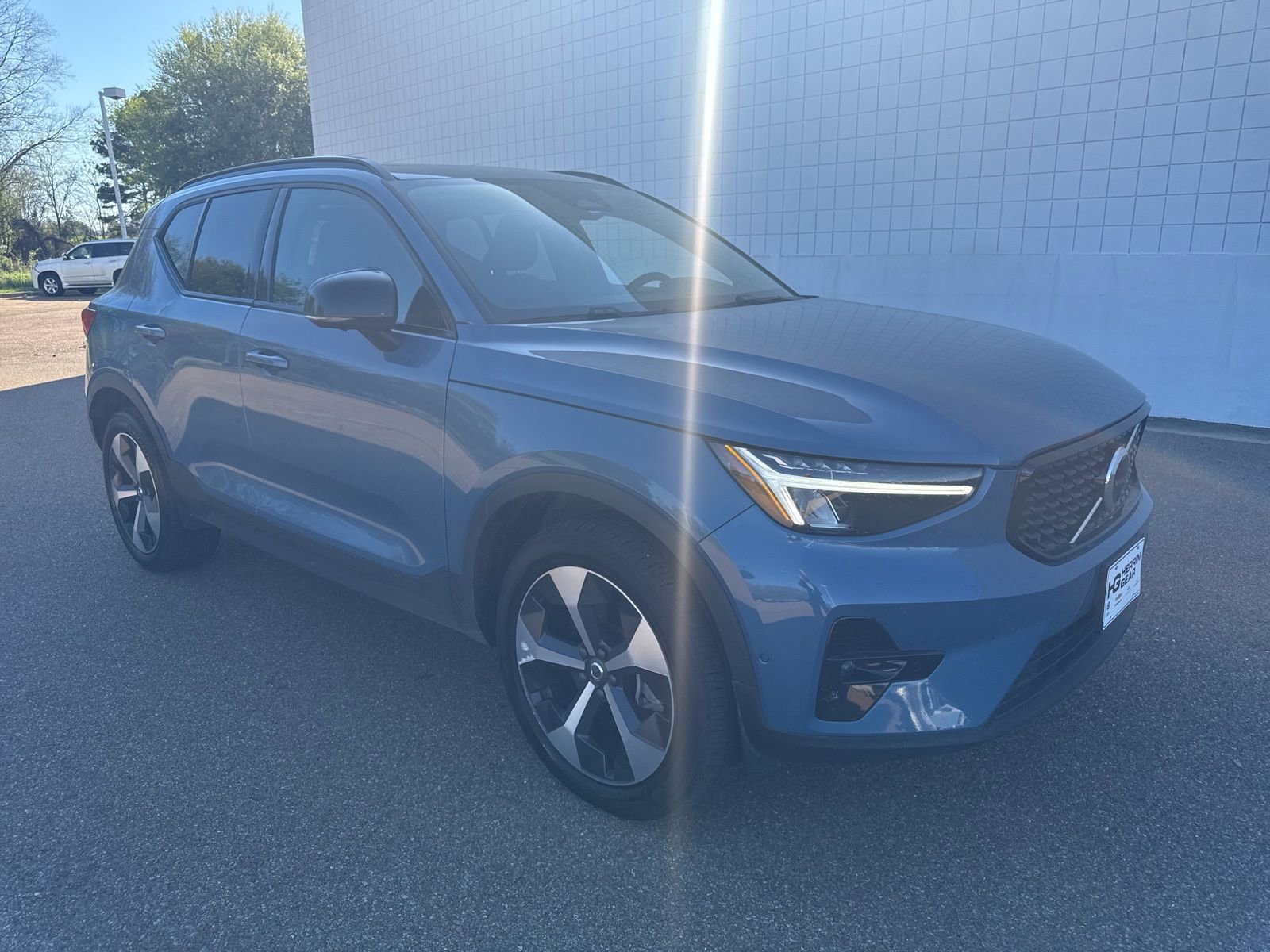 Used 2024 Volvo XC40 B5 Plus image 1