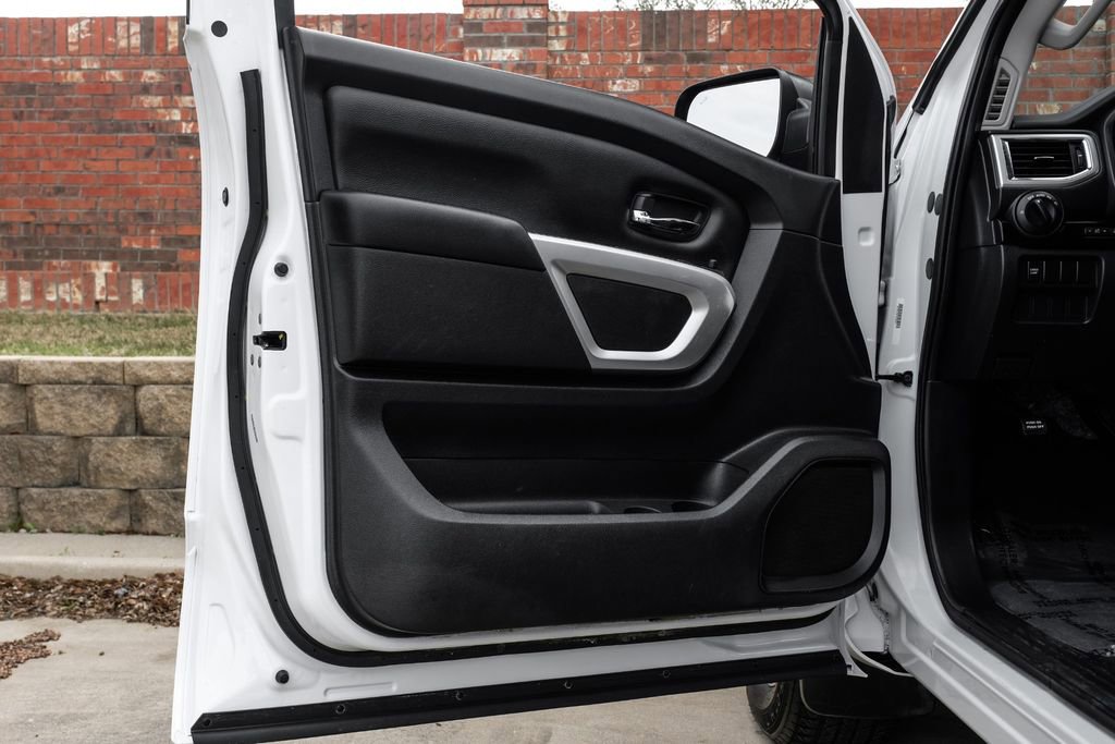 Used 2021 Nissan Titan SV image 40