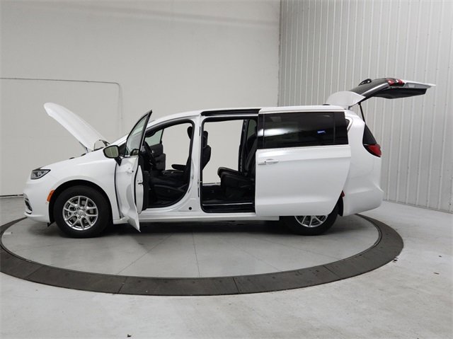 New 2026 Chrysler Pacifica Select image 12