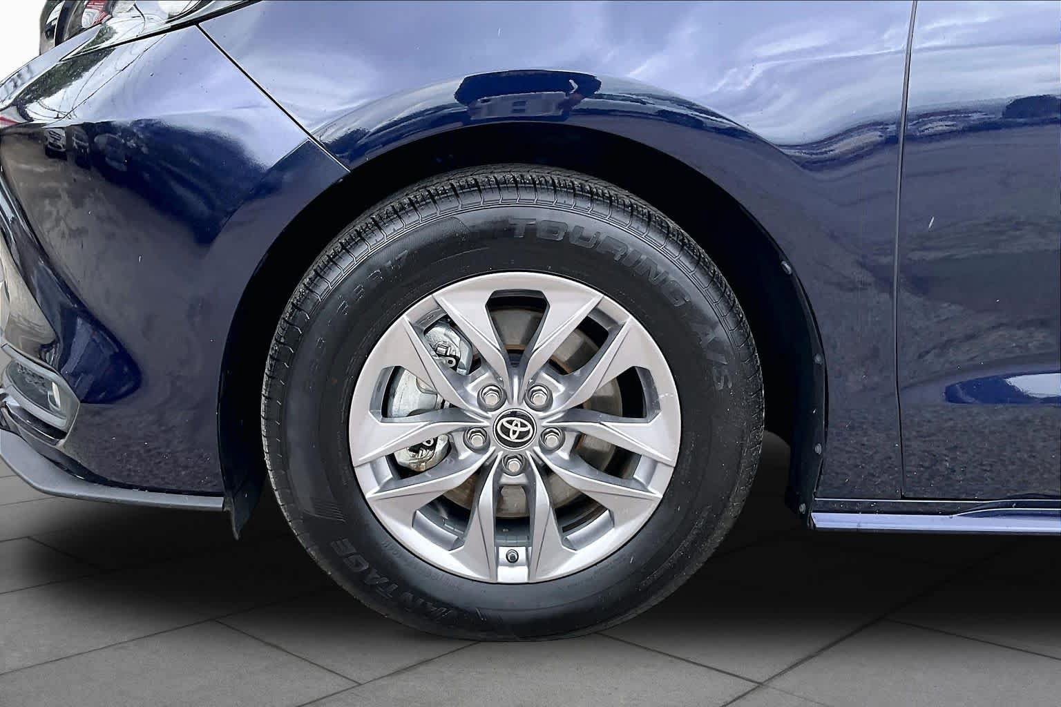 Used 2025 Toyota Sienna XLE FWD image 11