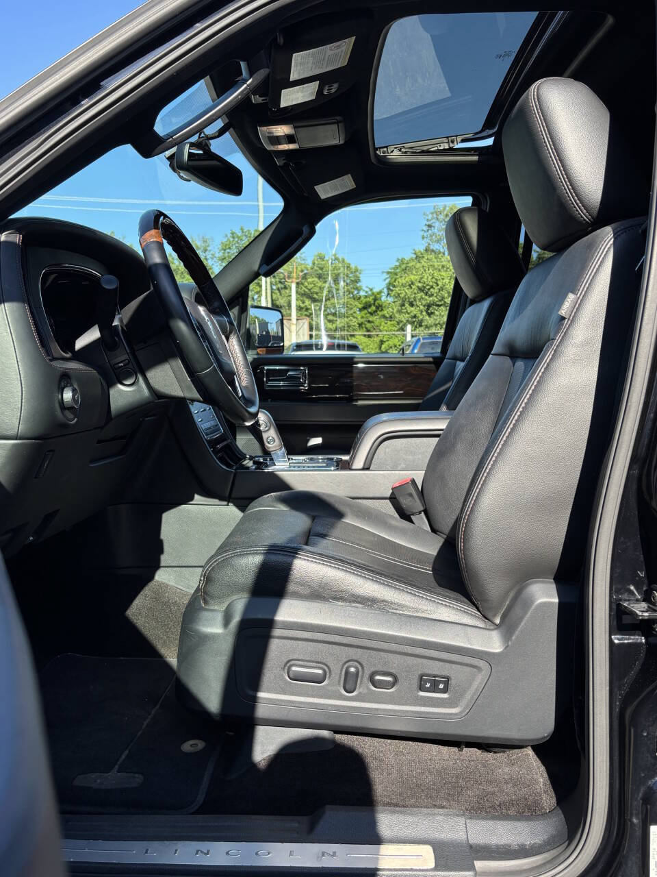 Used 2016 Lincoln Navigator L Reserve AWD/4WD image 13