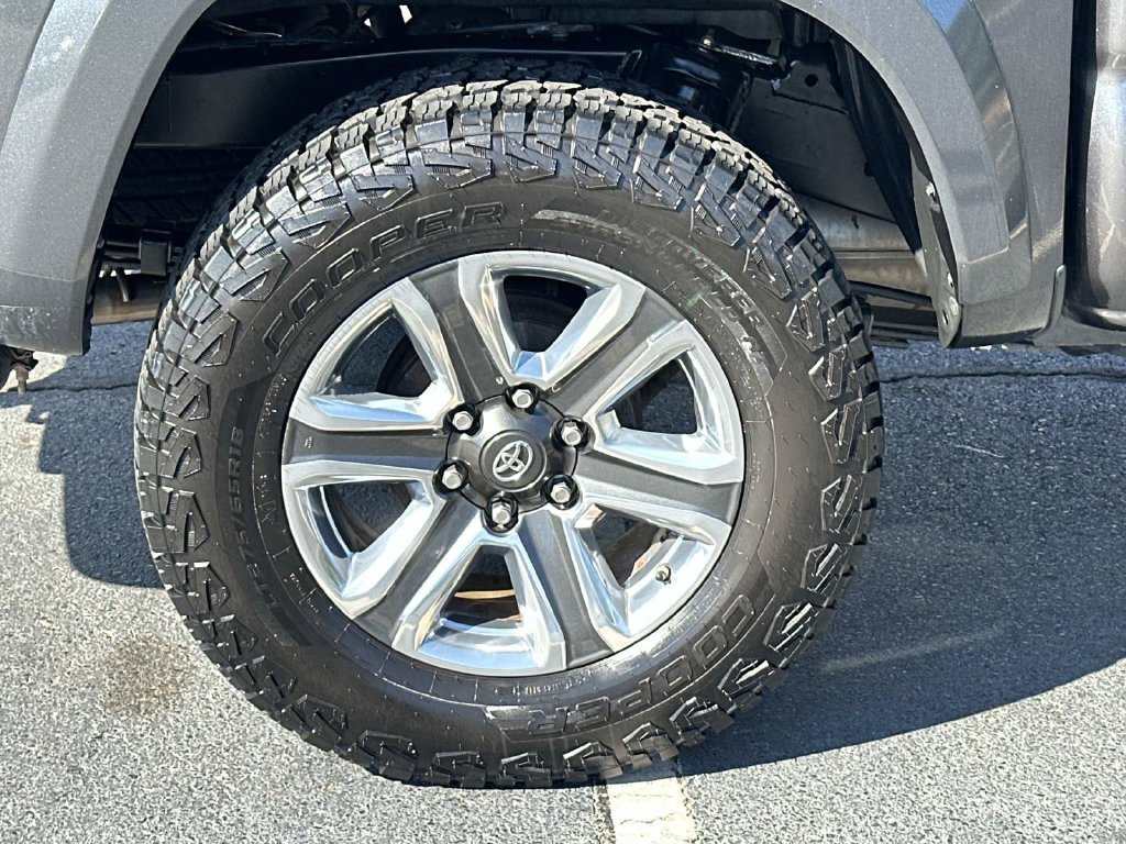 Used 2017 Toyota Tacoma Limited w/ Tow Package AWD/4WD image 9
