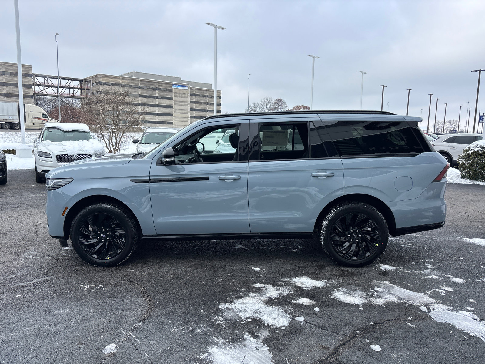 New 2025 Lincoln Navigator Reserve w/ Jet Appearance Package image 4