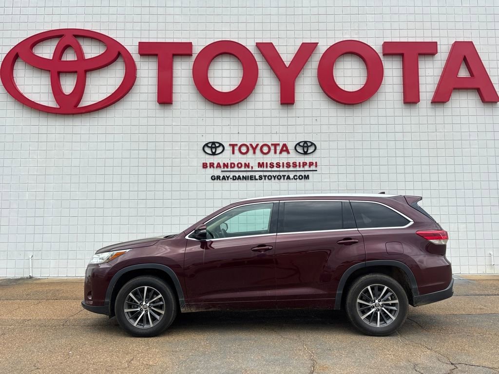 Used 2018 Toyota Highlander XLE image 2