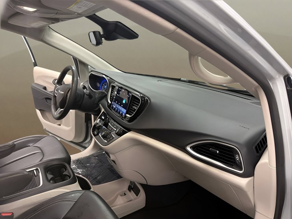 Used 2023 Chrysler Pacifica Touring-L FWD image 29