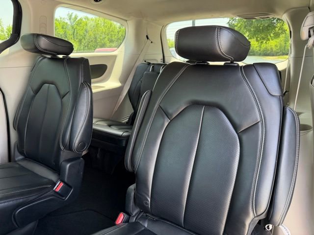 Used 2023 Chrysler Pacifica Touring-L FWD image 16