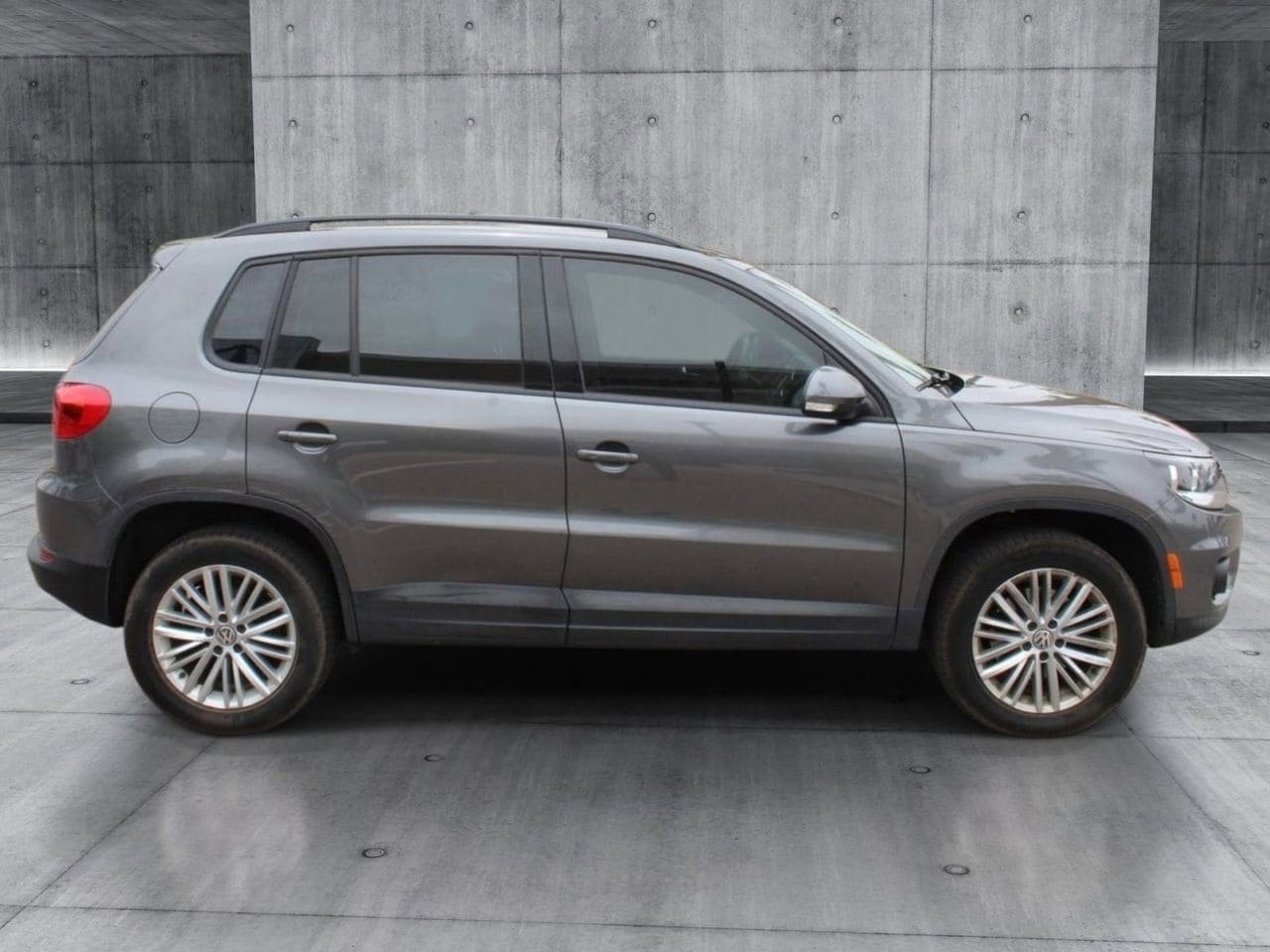 Used 2016 Volkswagen Tiguan image 6