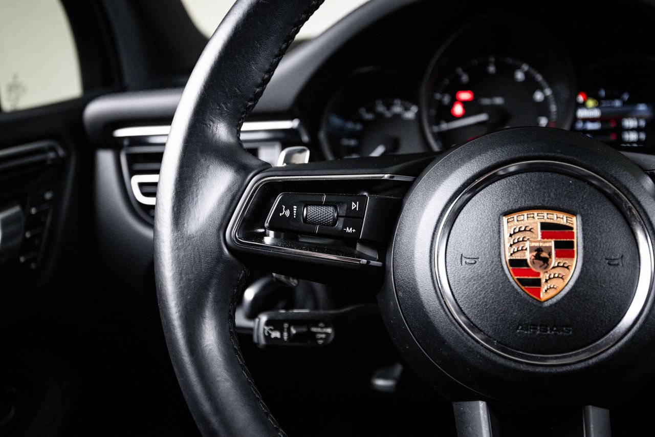 Certified 2023 Porsche Macan AWD/4WD image 17