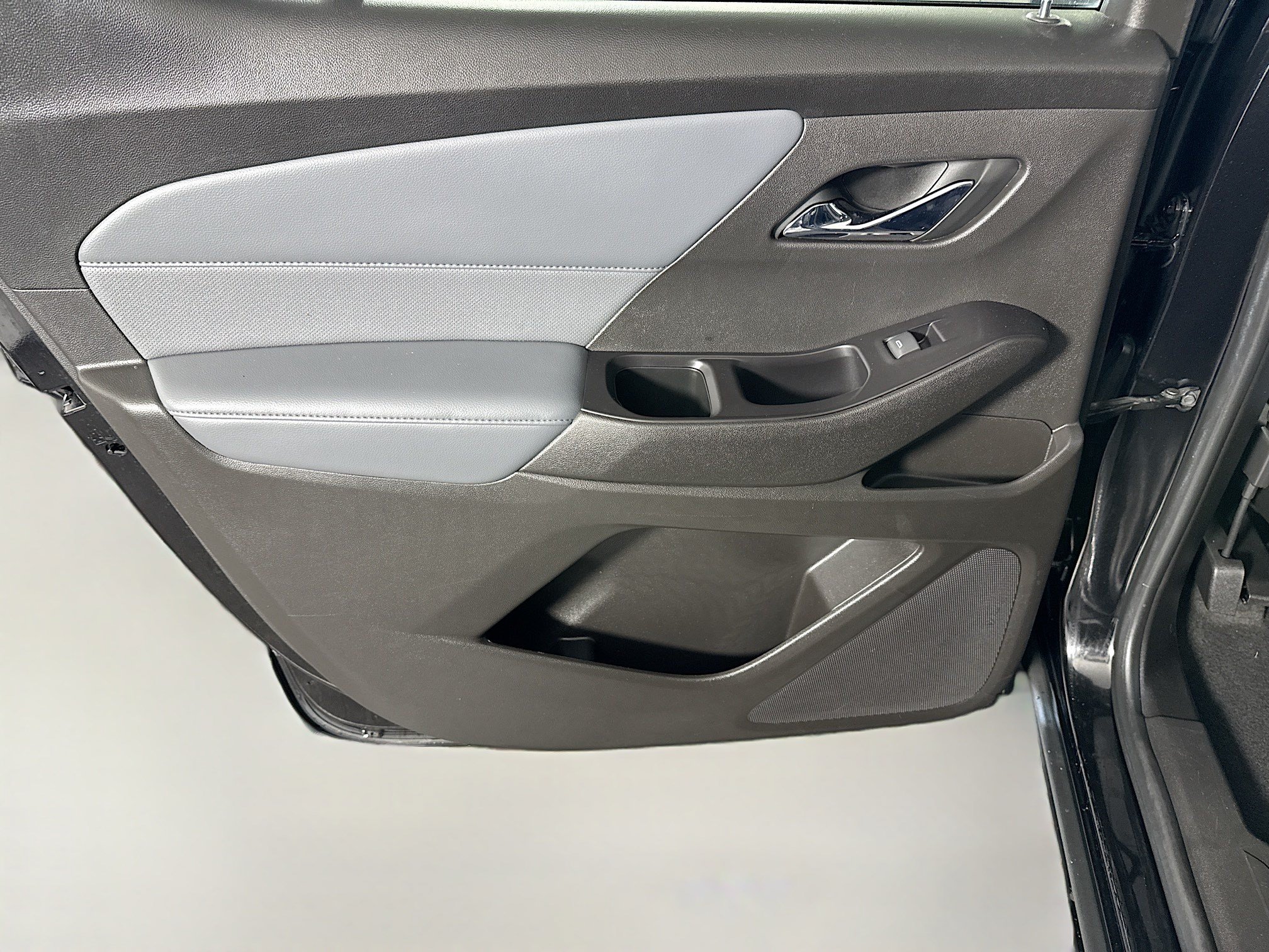 Used 2018 Chevrolet Traverse Premier w/ Driver Confidence II Package FWD image 26