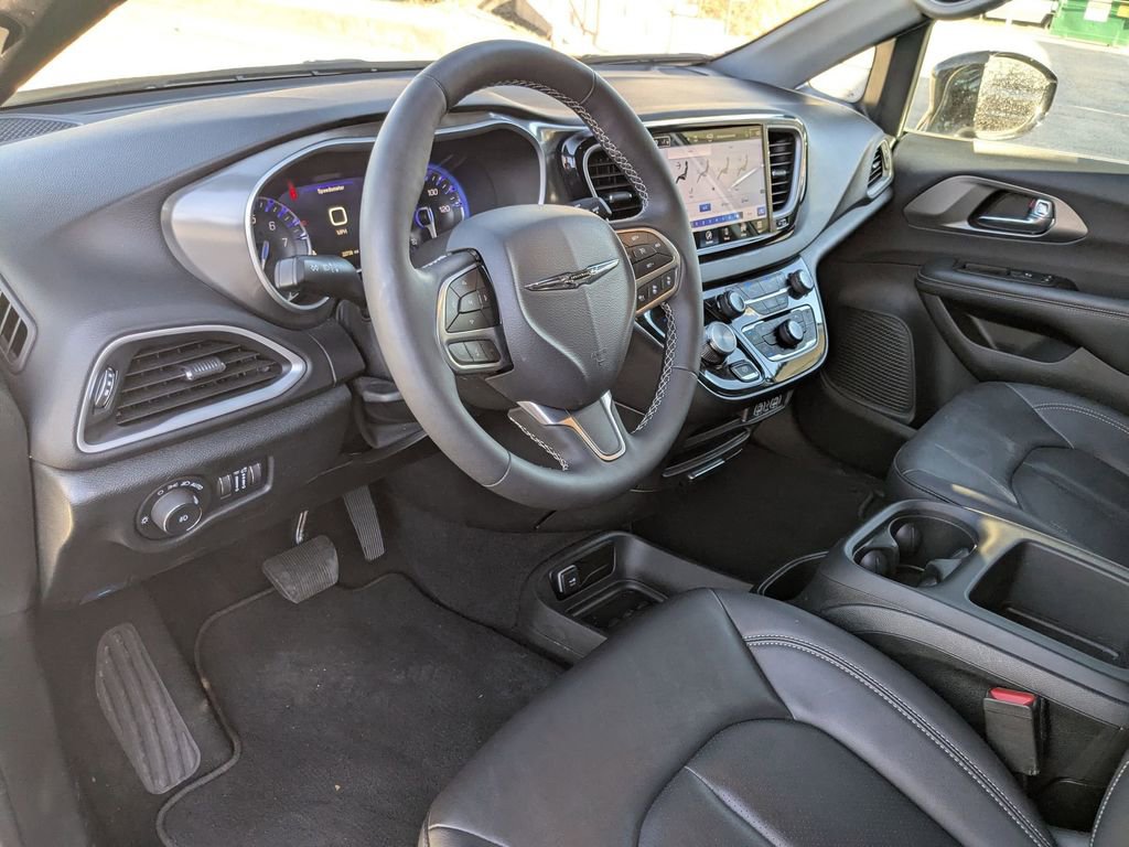 Used 2025 Chrysler Pacifica Select image 14