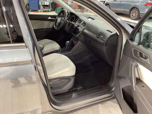 Used 2020 Volkswagen Tiguan SE w/ Panoramic Sunroof Package AWD/4WD image 11