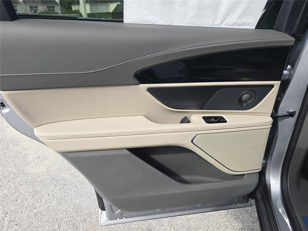 New 2025 Lincoln Nautilus Reserve image 11