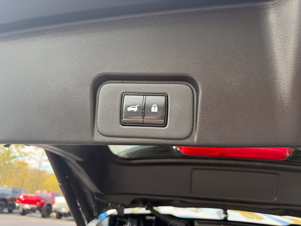 Used 2025 Nissan Rogue SV AWD/4WD image 32