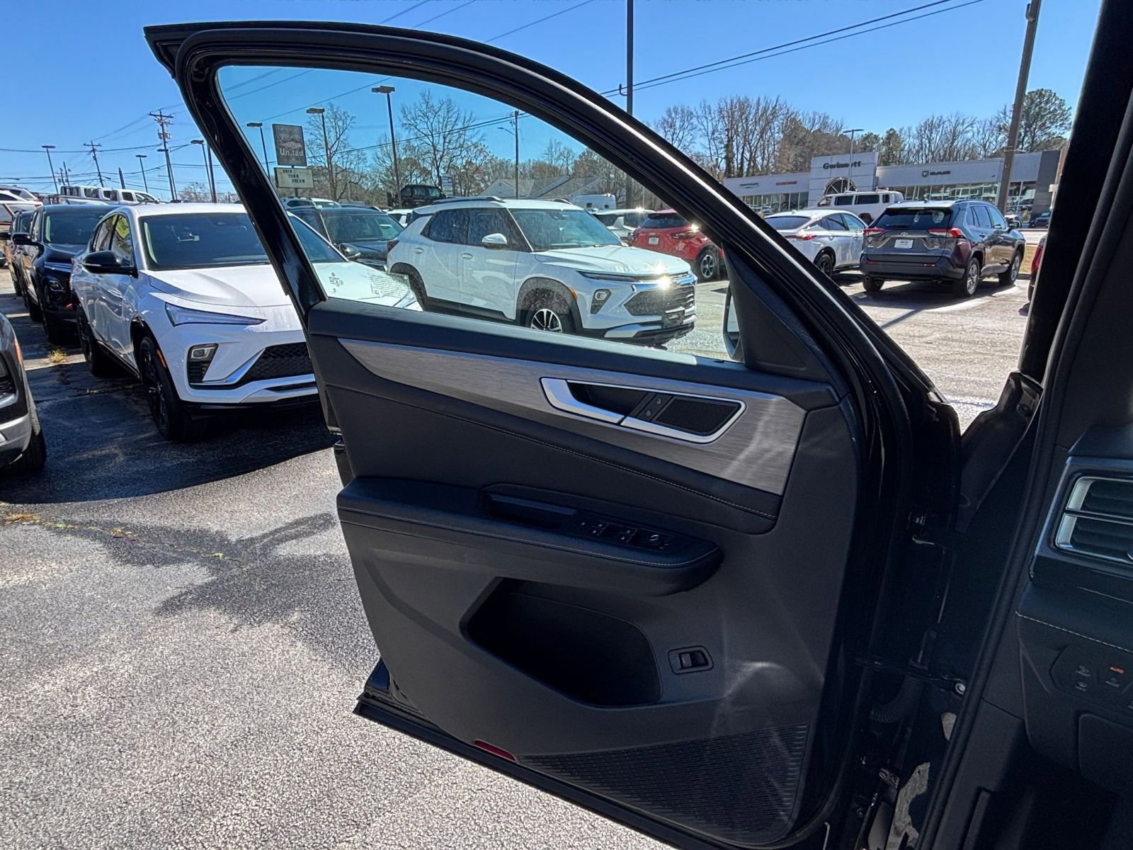 Used 2025 Volkswagen Atlas Cross Sport SE image 18