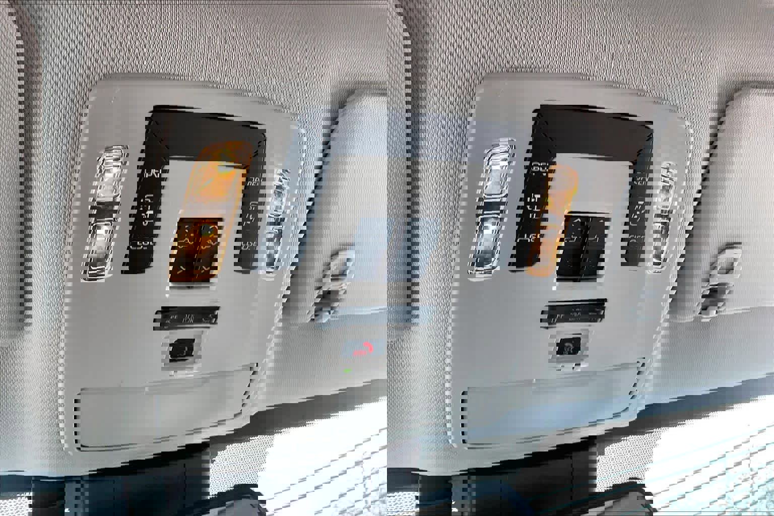 Used 2025 Toyota Sienna LE w/ LE Plus Package image 34