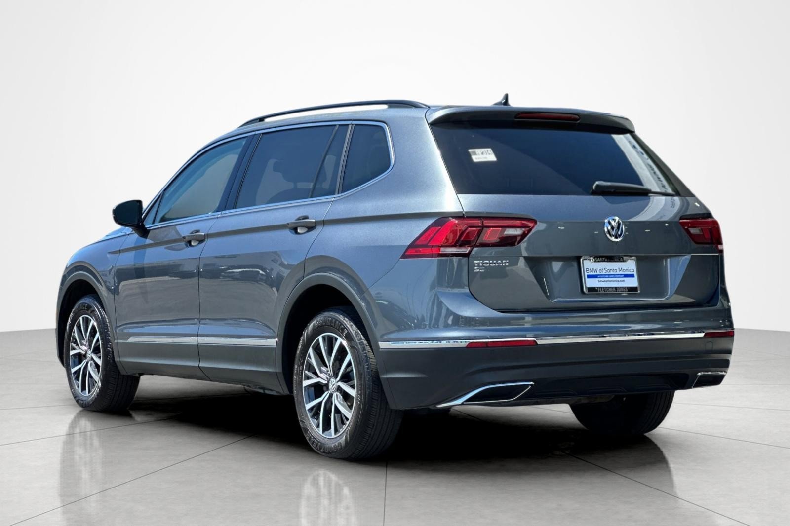 Used 2020 Volkswagen Tiguan SE w/ Panoramic Sunroof Package FWD image 3