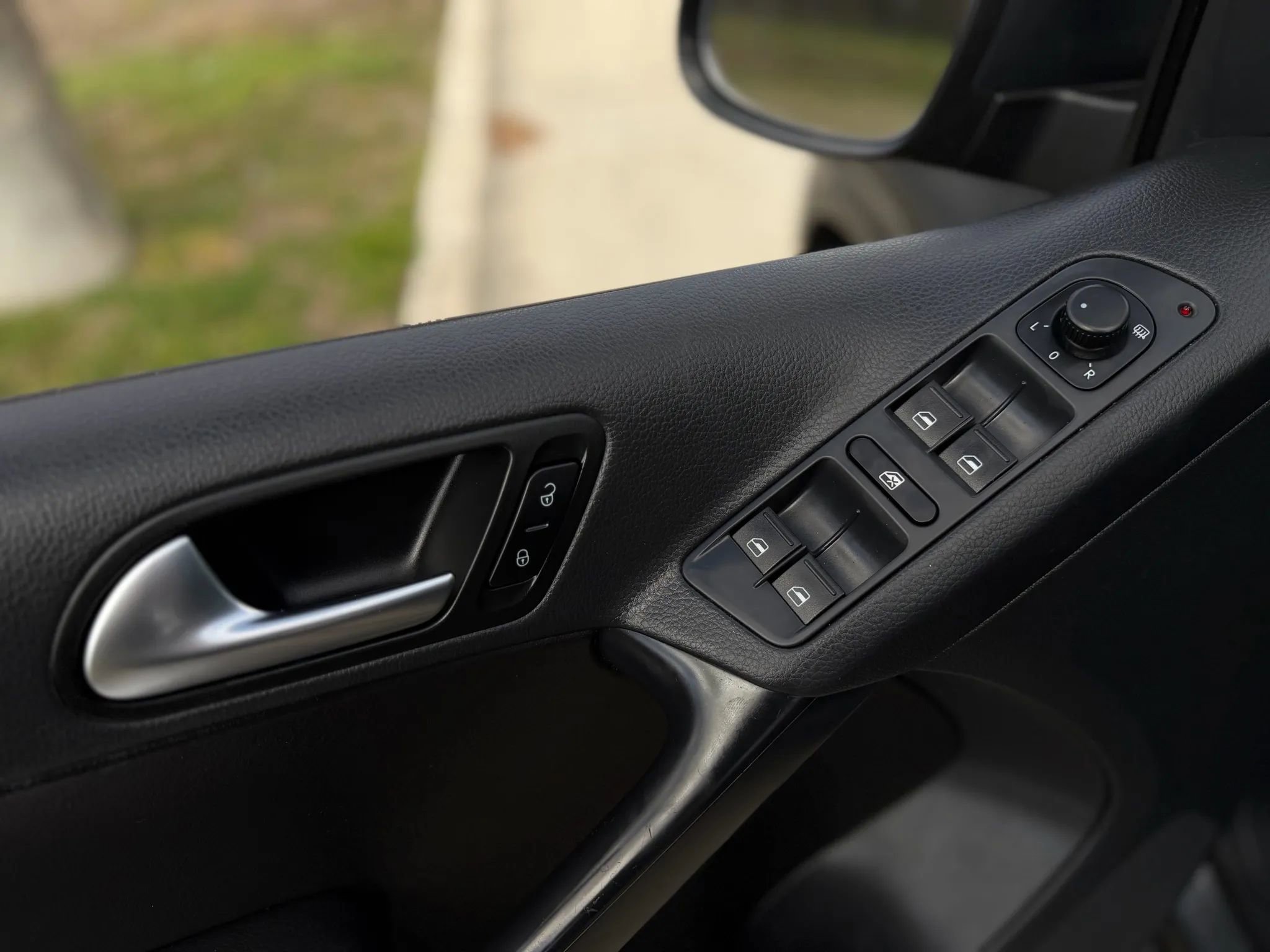 Used 2015 Volkswagen Tiguan SE image 13