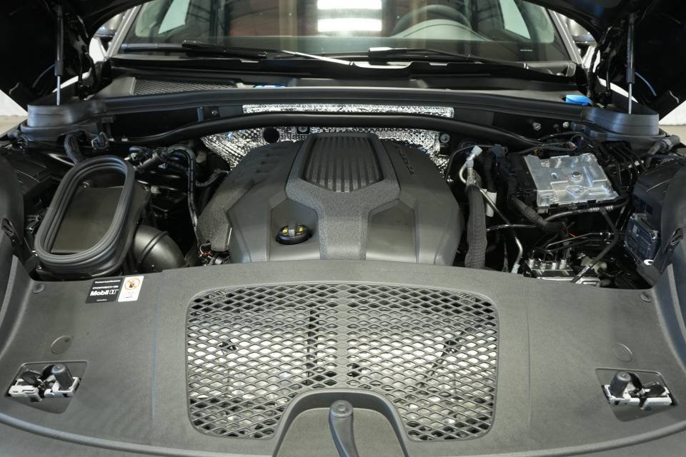 Certified 2026 Porsche Macan Turbo AWD/4WD image 30