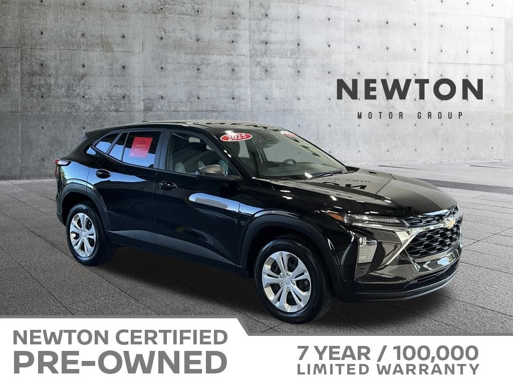 Used 2025 Chevrolet Trax LS FWD image 1