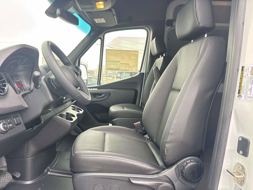 Used 2025 Mercedes-Benz Sprinter 2500 image 9