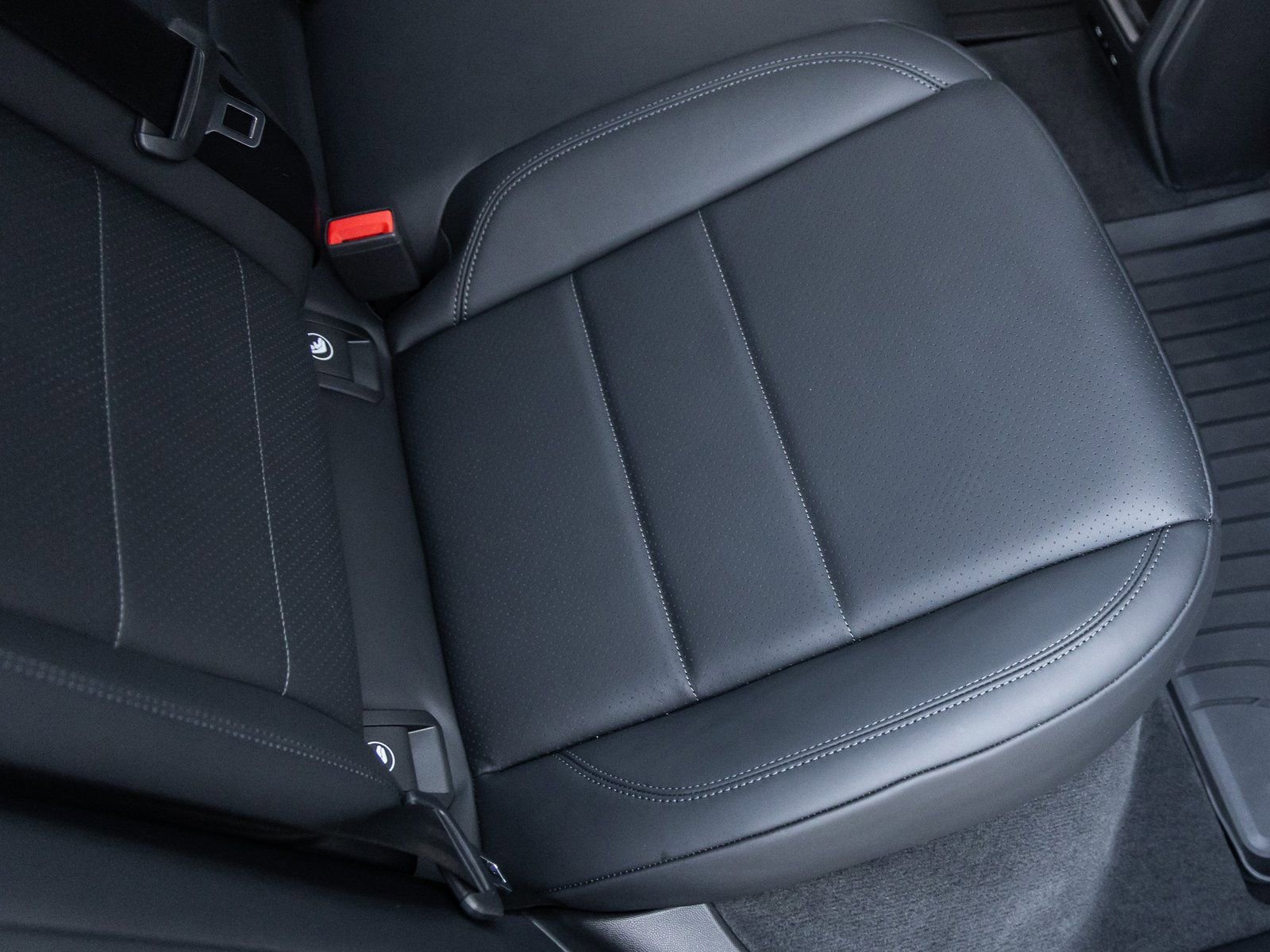 Certified 2025 Porsche Macan Electric image 36