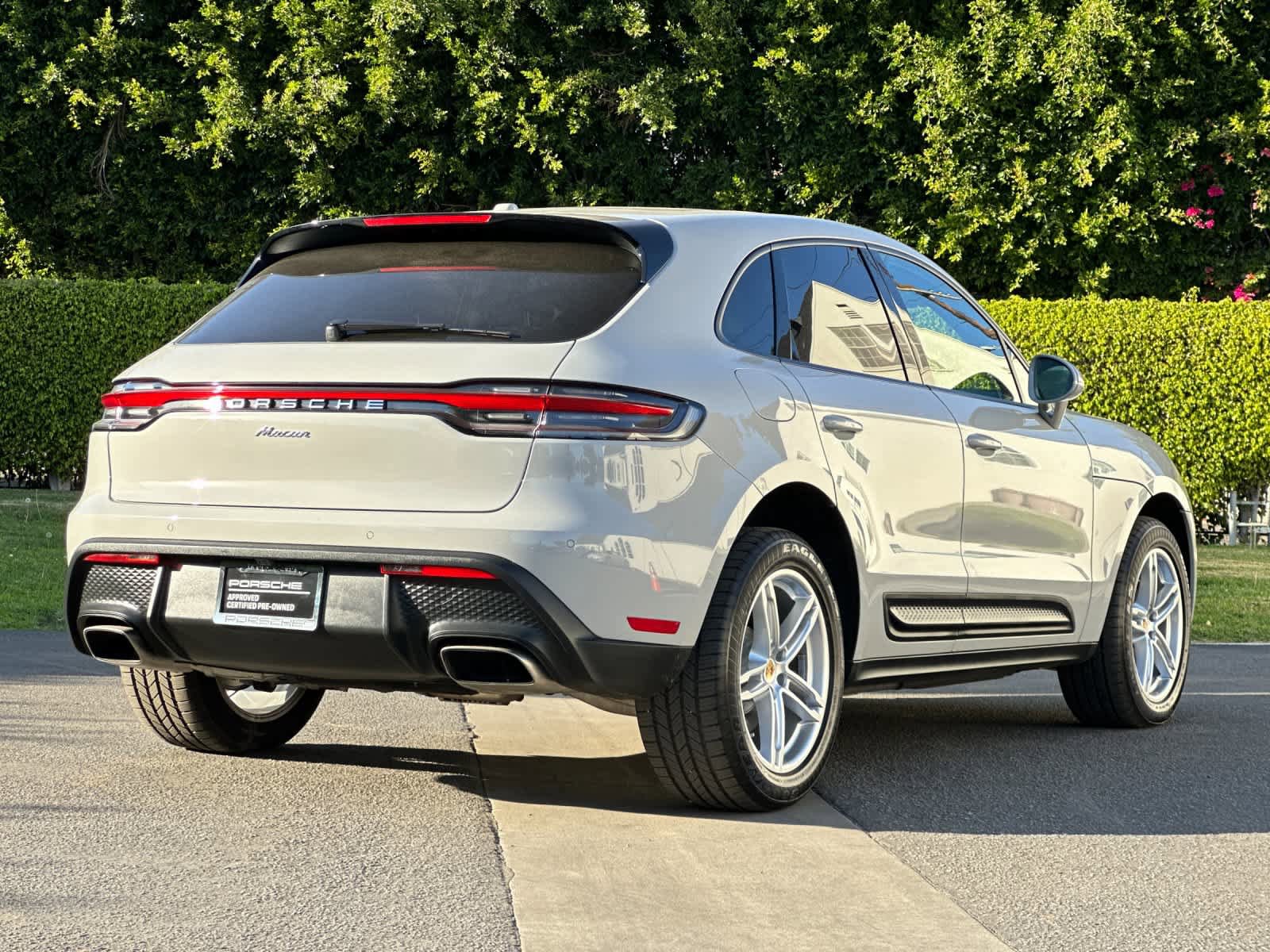 Certified 2025 Porsche Macan AWD/4WD image 8