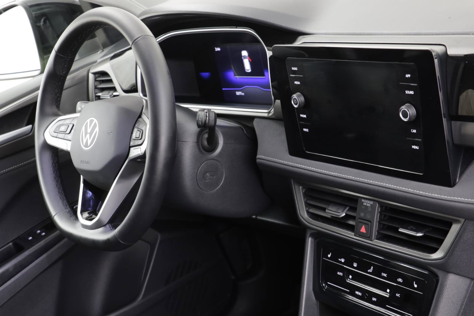 Used 2025 Volkswagen Taos SE image 21