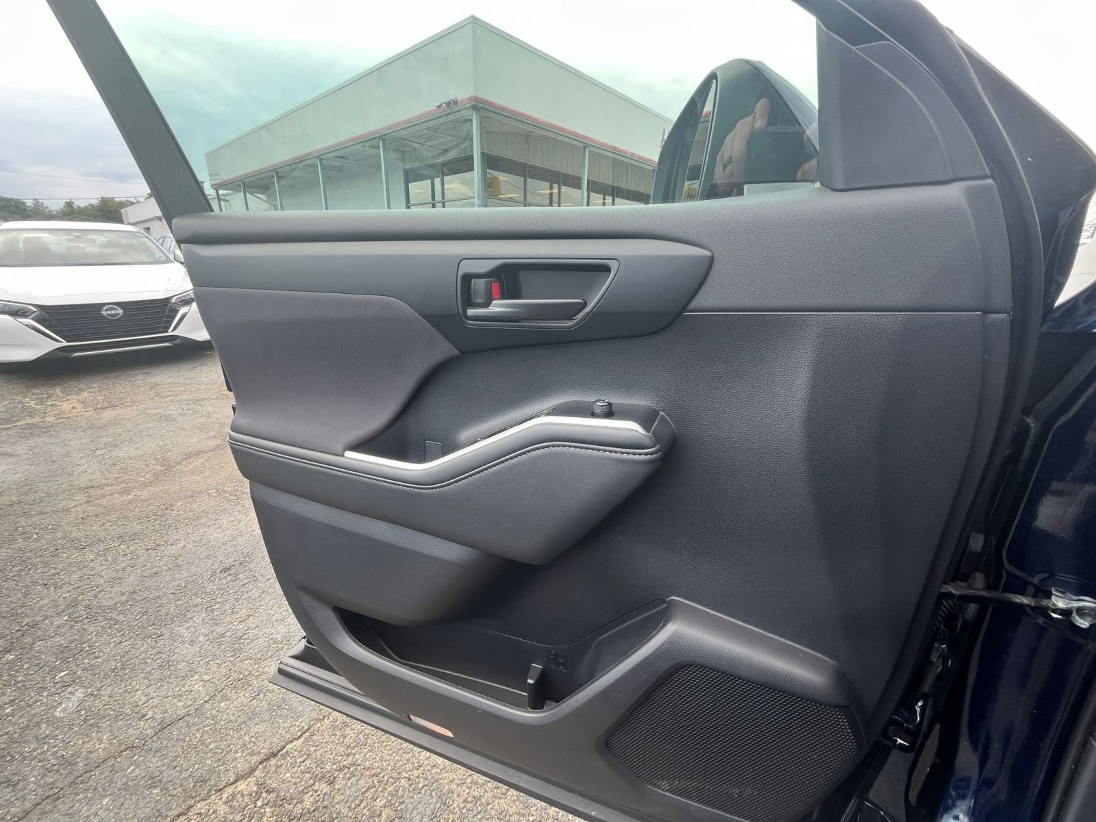 Used 2025 Toyota Highlander LE FWD image 18