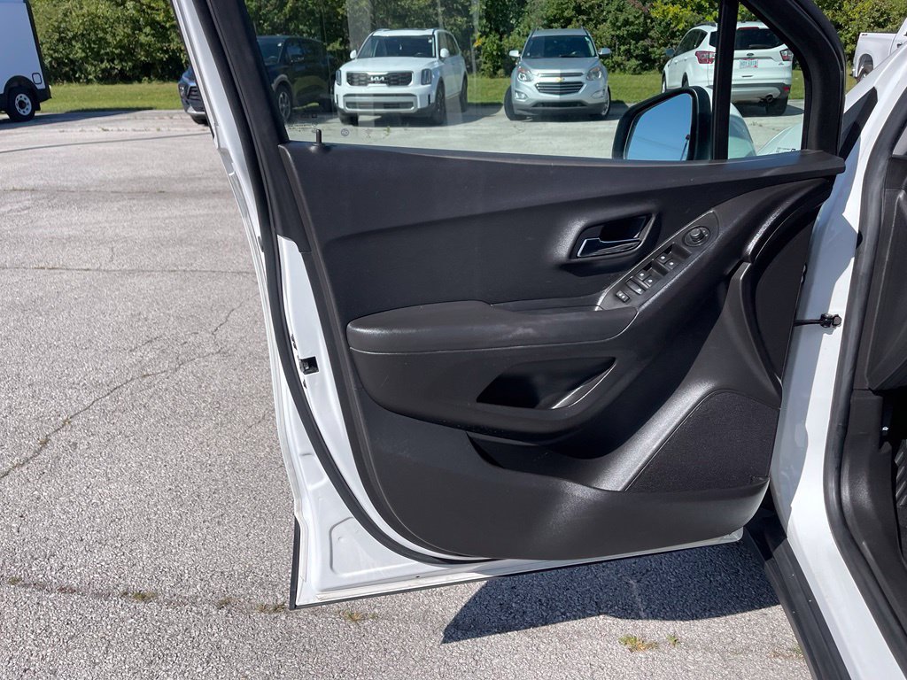 Used 2019 Chevrolet Trax LT w/ LT Convenience Package FWD image 13