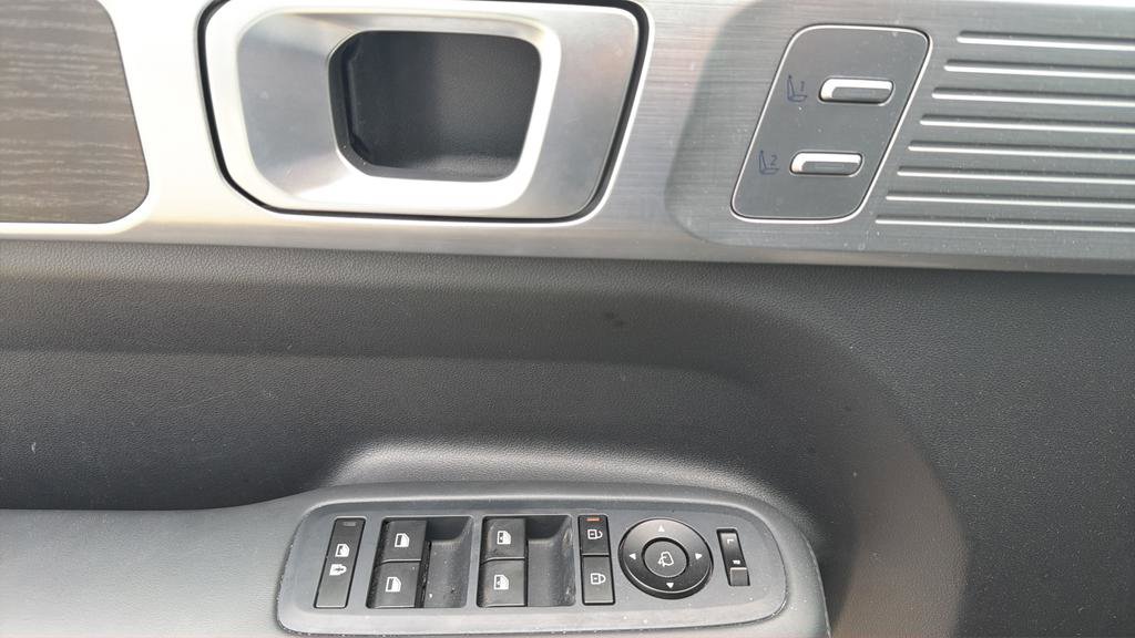 Used 2025 Hyundai Santa Fe Limited AWD/4WD image 24