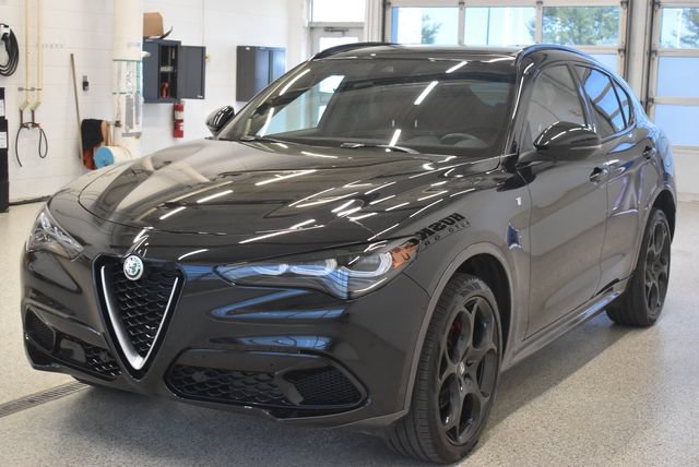 Used 2024 Alfa Romeo Stelvio Ti w/ Performance Driving Package AWD/4WD image 9