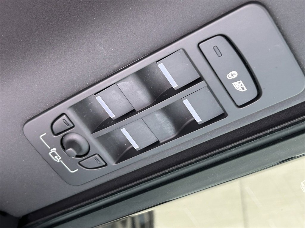 Used 2024 Land Rover Discovery Sport S image 27
