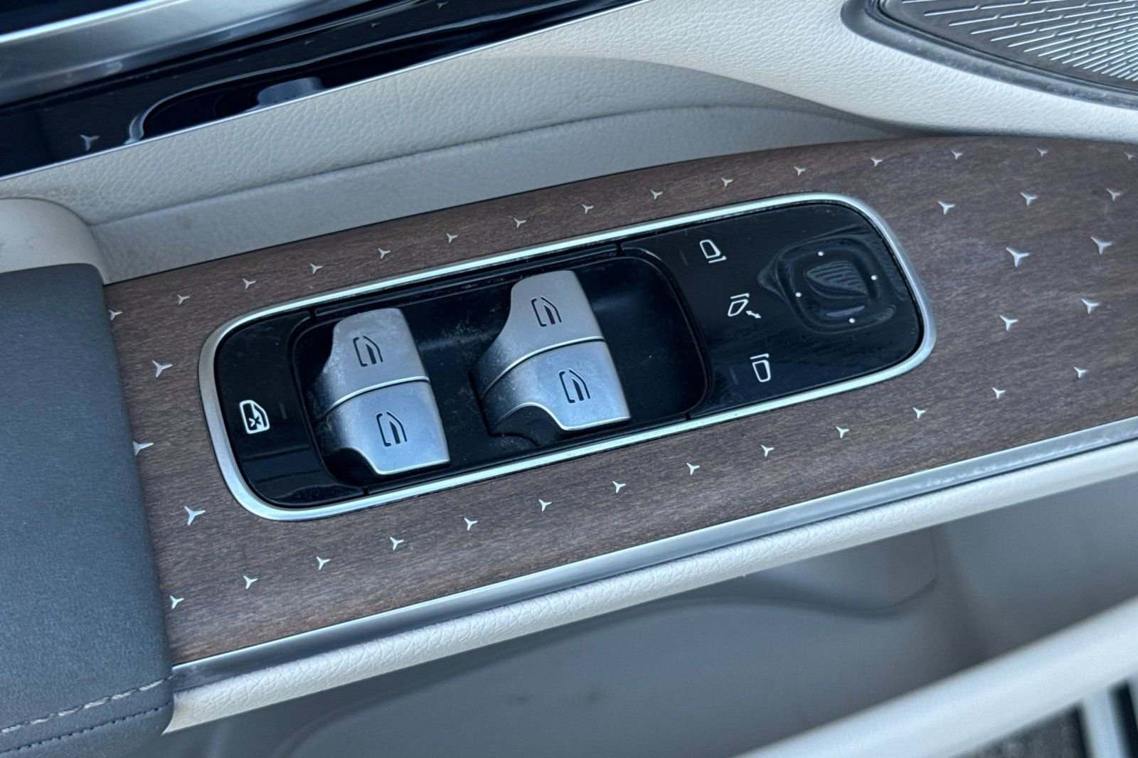 Used 2023 Mercedes-Benz EQS 450+ SUV image 12