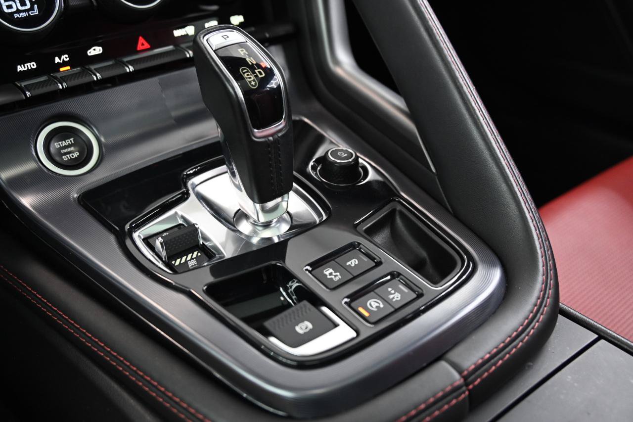 Used 2019 Jaguar F-TYPE R AWD/4WD image 38