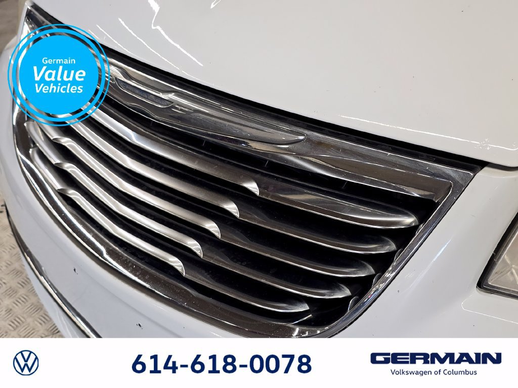 Used 2014 Chrysler Town & Country Touring FWD image 11