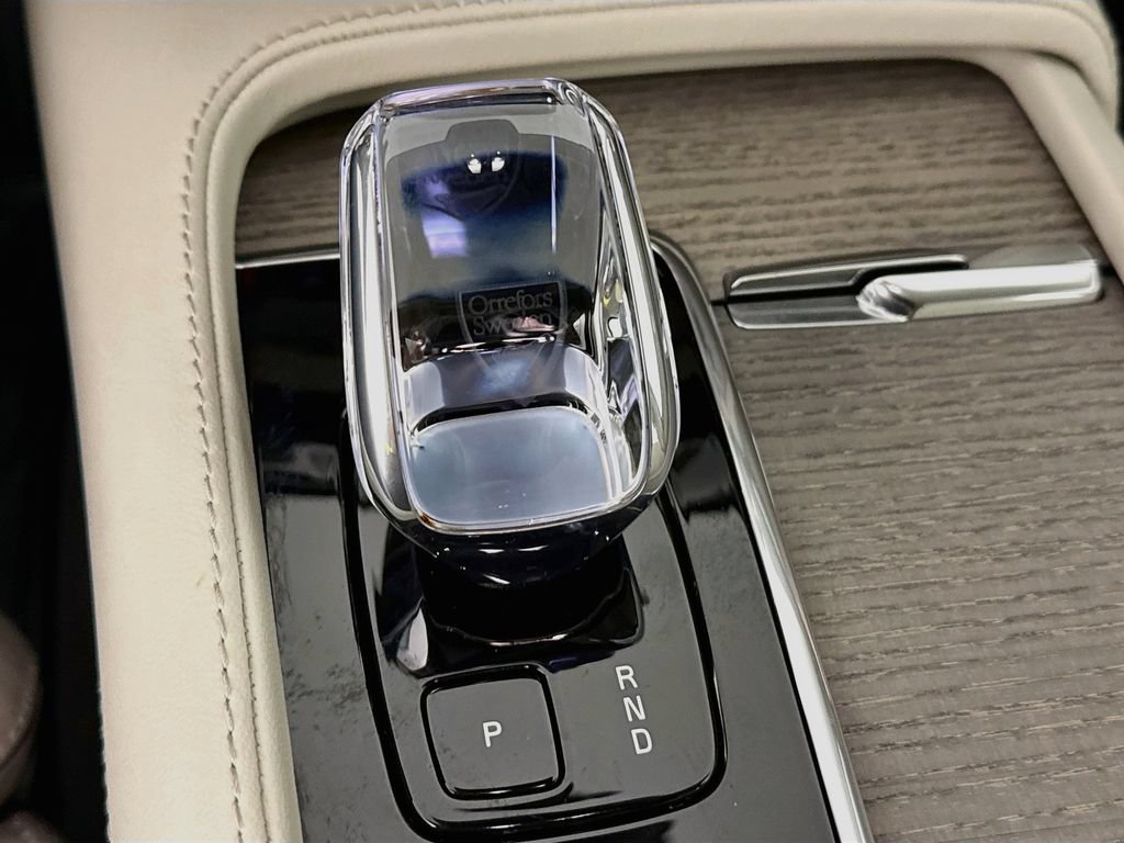 Used 2025 Volvo XC90 T8 Ultra AWD/4WD image 16