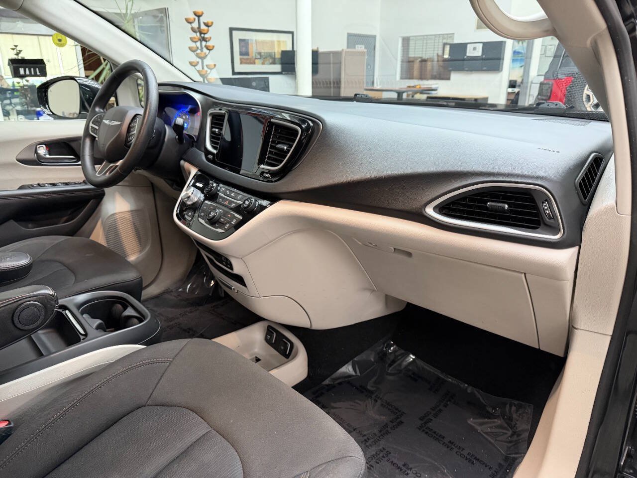 Used 2020 Chrysler Pacifica Touring w/ Advanced Safetytec Group FWD image 17