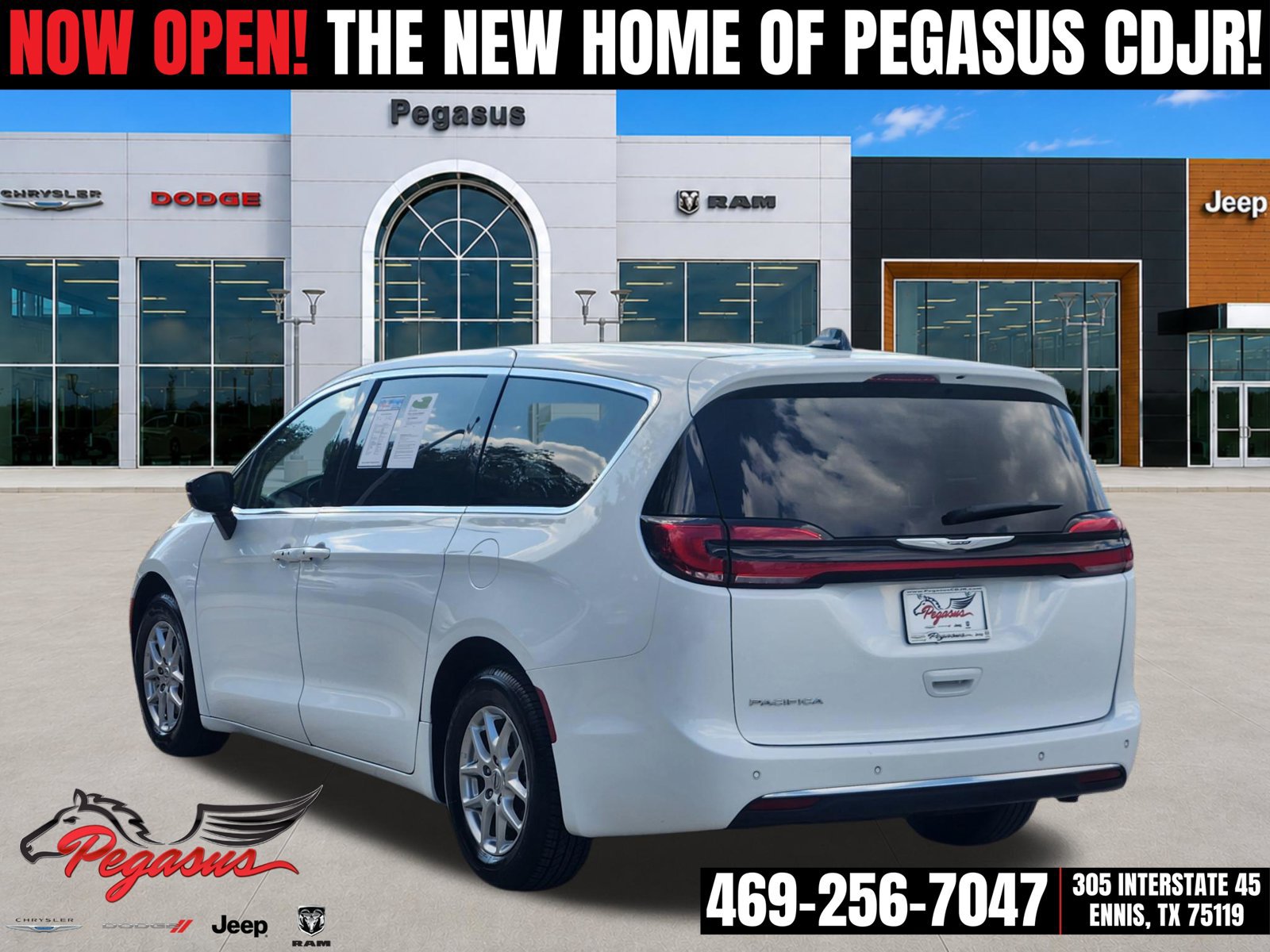 Used 2024 Chrysler Pacifica Touring-L FWD image 4