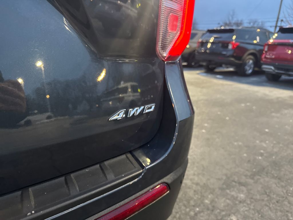 Used 2023 Ford Explorer XLT w/ Equipment Group 202A image 11