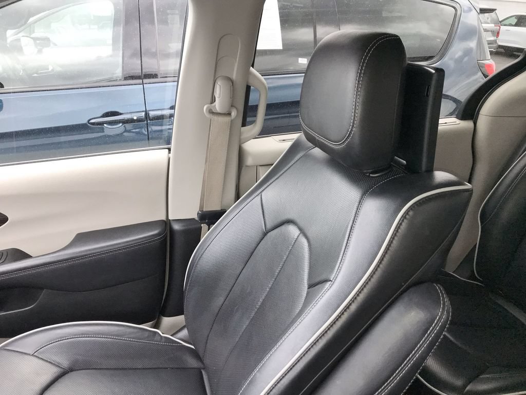 Used 2022 Chrysler Pacifica Limited w/ Uconnect Theater Family Group FWD image 25