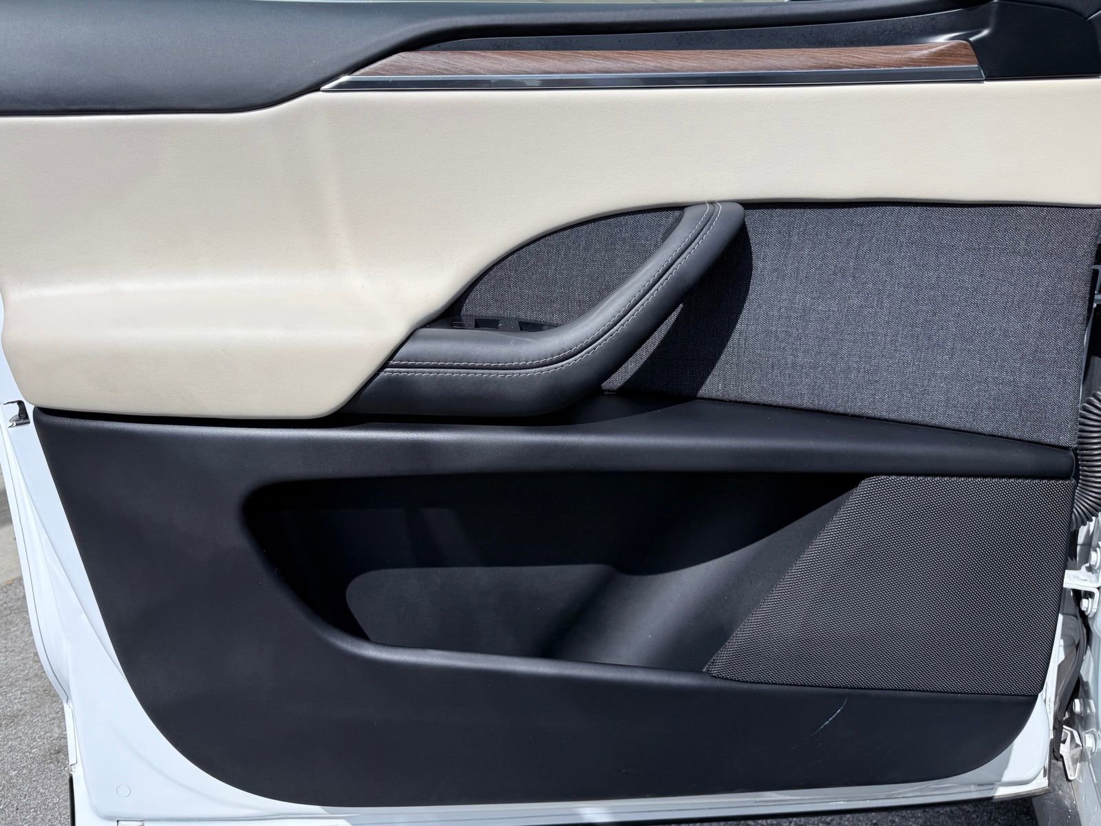 Used 2022 Tesla Model X image 43