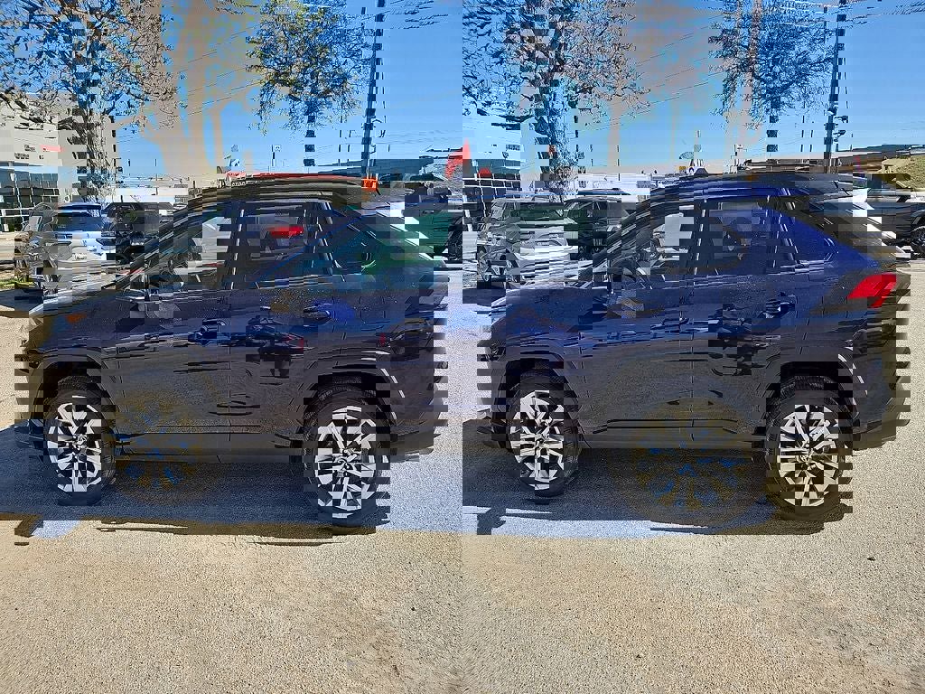 Used 2021 Toyota RAV4 XLE Premium image 3