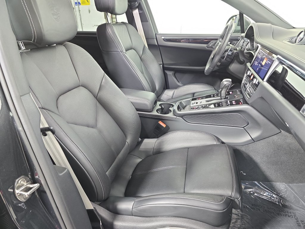 Certified 2025 Porsche Macan Turbo AWD/4WD image 27