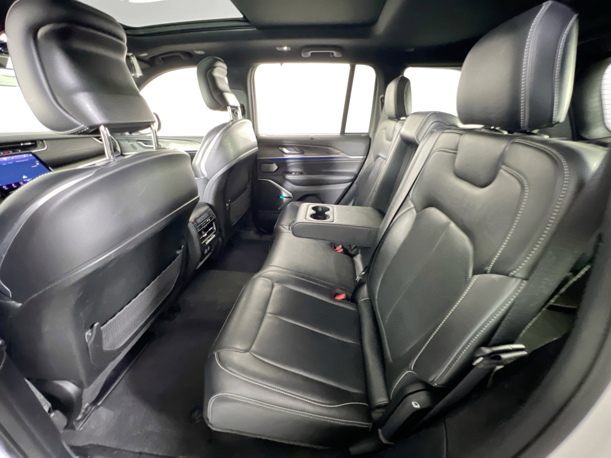 Used 2022 Jeep Grand Cherokee Overland w/ Luxury Tech Group IV image 24