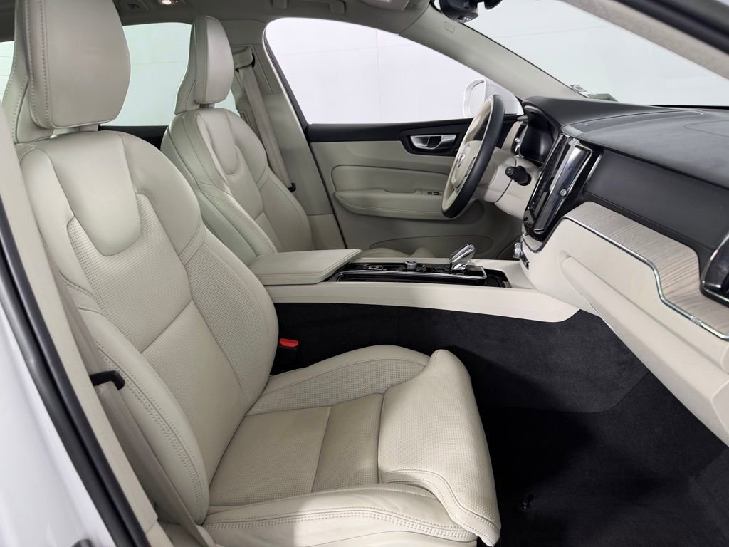 Used 2023 Volvo XC60 B5 Ultimate w/ Climate Package image 33